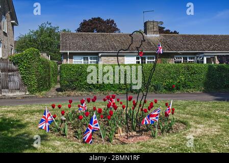 Bedfordshire Dorf grün mit Erinnerung tommy Silhouette und Sitz mit Union Buchsen für VE Day 75. Jahrestag dekoriert Stockfoto