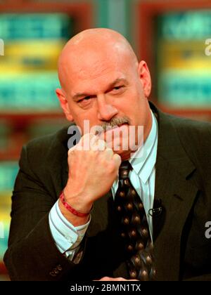 Minnesota-Gouverneur Jesse Ventura, ein ehemaliger Pro-Wrestler hält seine Faust während der Sonntag politischen Talkshow Treffen Sie die Presse auf NBC Television 21. Februar 1999 in Washington, DC. Stockfoto