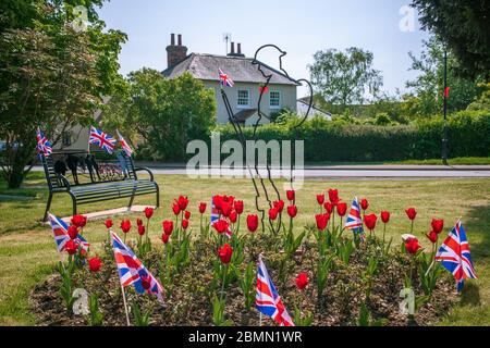 Bedfordshire Dorf grün mit Erinnerung tommy Silhouette und Gedenkbank mit Union Buchsen für VE Day 75. Jahrestag dekoriert Stockfoto