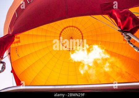 Offene Flamme in einem orangen und roten Heißluftballon über marokko. Brennende helle Gasflamme Stockfoto