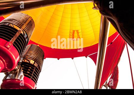 Innenansicht mit zwei Brennern eines Heißluftballons in marokko Stockfoto