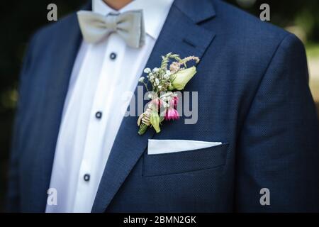 Boutonniere, Bräutigam trägt Blumen auf seiner Jacke Stockfoto