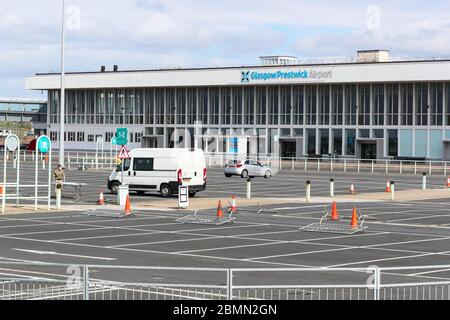 Flughafen Glasgow Prestwick, Großbritannien. Mai 2020. Der Hauptparkplatz am Flughafen Glasgow Prestwick, Ayrshire, Schottland, Großbritannien, wird als Coronavirus-Testplatz für wichtige Arbeitskräfte und für Personen über 65 Jahren genutzt.im Westen Schottlands. Es wird von Militärpersonal besetzt, das täglich zwischen 10 und 18 Uhr arbeitet und als nicht benutzt erscheint, da niemand getestet wird oder in der Warteschlange steht, um getestet zu werden. Es besteht die Sorge, dass das System mit einem Drittel Kapazität arbeitet, wurde es von Hugh Pennington, emeritierter Professor für Bakteriologie an der Aberdeen University, kritisiert. Kredit: Findlay/Alamy Live News Stockfoto