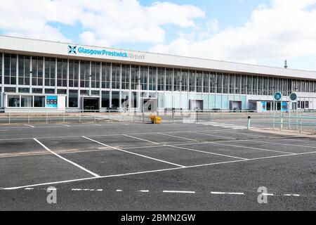 Flughafen Glasgow Prestwick, Großbritannien. Mai 2020. Der Hauptparkplatz am Flughafen Glasgow Prestwick, Ayrshire, Schottland, Großbritannien, wird als Coronavirus-Testplatz für wichtige Arbeitskräfte und für Personen über 65 Jahren genutzt.im Westen Schottlands. Es wird von Militärpersonal besetzt, das täglich zwischen 10 und 18 Uhr arbeitet und als nicht benutzt erscheint, da niemand getestet wird oder in der Warteschlange steht, um getestet zu werden. Es besteht die Sorge, dass das System mit einem Drittel Kapazität arbeitet, wurde es von Hugh Pennington, emeritierter Professor für Bakteriologie an der Aberdeen University, kritisiert. Kredit: Findlay/Alamy Live News Stockfoto