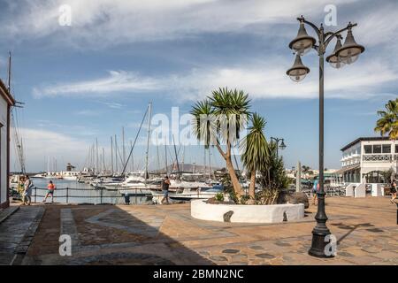 Blick auf die Marina Rubicón, Playa Blanca im Süden von Lanzarote, Kanarische Inseln, Spanien, España. Stockfoto