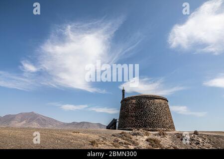 Blick auf den Castillo de las Coloradas Turm in der Nähe von Playa Blanca im Süden von Lanzarote, Kanarische Inseln, Spanien, España. Stockfoto