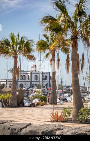 Blick auf die Marina Rubicón, Playa Blanca im Süden von Lanzarote, Kanarische Inseln, Spanien, España. Stockfoto