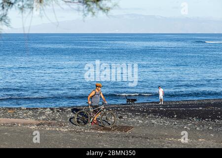 Am frühen Morgen trainieren Radfahrer auf der Playa Enramada in der ersten Phase der Deeskalation während der covid 19 Sperrung im touristischen Ferienort Stockfoto