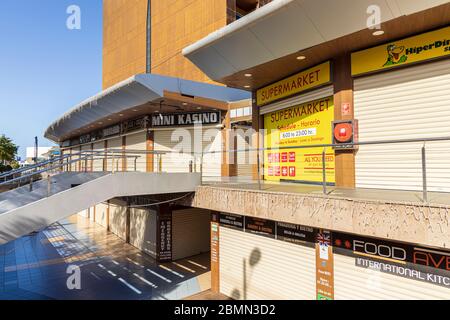 Geschlossene Geschäfte und Geschäfte im Handelszentrum La Nina, Torviscas während der Schließung des Covid 19 im touristischen Ferienort Costa Adeje, Teneriffa, Stockfoto