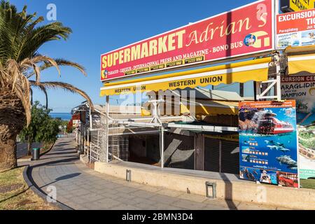 Geschlossene Geschäfte und Geschäfte in Torviscas während der Schließung des Covid 19 in der touristischen Ferienort-Gegend von Costa Adeje, Teneriffa, Kanarische Inseln, Spanien Stockfoto