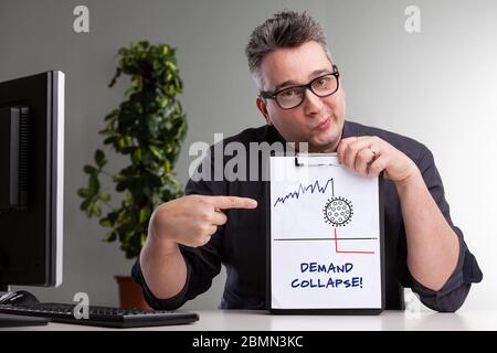Der Nachfrageeinbruch im Geschäft aufgrund der Covid-19- oder Coronavirus-Pandemie, bei der ein Geschäftsmann auf ein Diagramm zeigt, das den Crash der Märkte und der PR zeigt Stockfoto