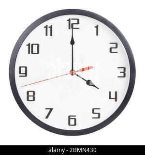 Wanduhr isoliert auf weißem Hintergrund. 16 Uhr oder 4 Uhr Stockfoto
