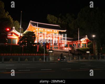 KYOTO, JAPAN - 06. NOVEMBER 2019: Ein schnell fahrender Motorrad vor dem Tor des Yasaka Shrine oder Gion Shrine in Kyoto bei Nacht Stockfoto