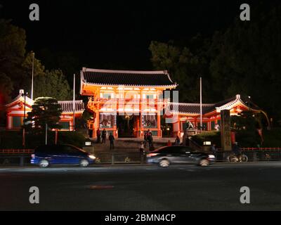 KYOTO, JAPAN - 06. NOVEMBER 2019: Verkehr vor dem Haupttor des Yasaka Shrine oder Gion Shrine in Kyoto bei Nacht Stockfoto