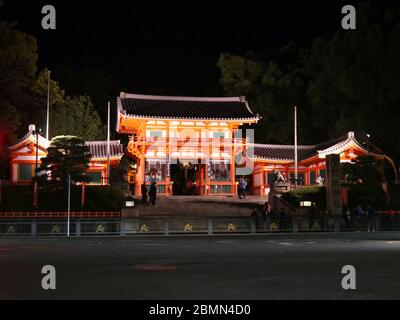 KYOTO, JAPAN - 06. NOVEMBER 2019: Leere Straße vor dem Tor des Yasaka Shrine oder Gion Shrine in Kyoto bei Nacht Stockfoto