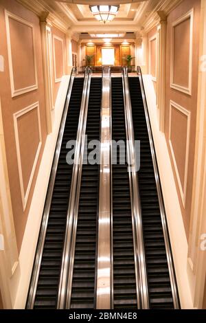 Die Rolltreppen in der unbekannten Hotellobby Stockfoto