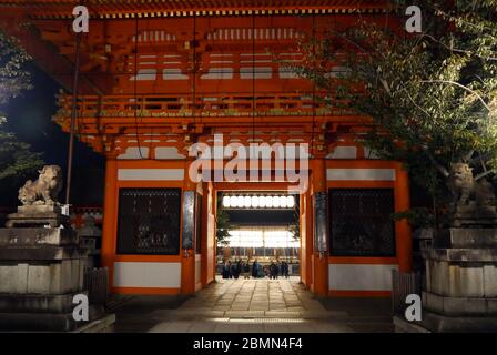 KYOTO, JAPAN - 06. NOVEMBER 2019: Das Tor des Yasaka Shrine oder Gion Shrine in Kyoto bei Nacht mit einer Gruppe von Besuchern im Inneren Stockfoto