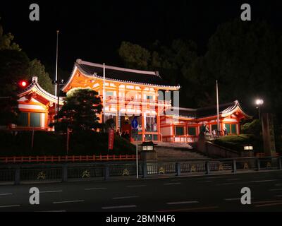 KYOTO, JAPAN - 06. NOVEMBER 2019: Leere Straße vor dem Tor des Yasaka Shrine oder Gion Shrine in Kyoto bei Nacht Stockfoto