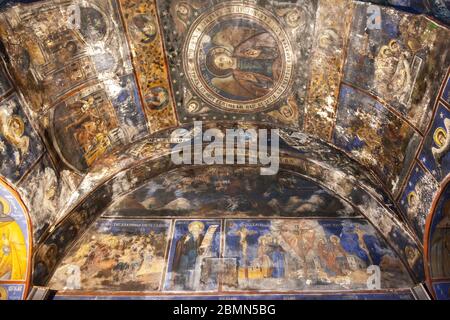 Christliche Ikonen (Hagiographien) in der christlich-griechisch-orthodoxen Dreifaltigkeitskirche (Agia Triada) in Karpenissi, Mittelgriechenland. conce Stockfoto