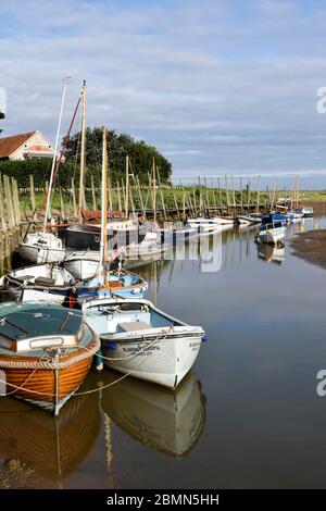 Boote liegen in Blakeney, Norfolk Stockfoto