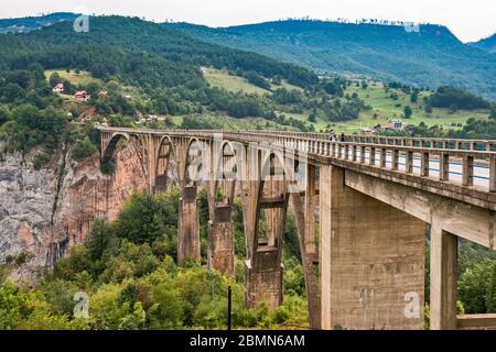 Durdevica Tara Brücke, Betonbogenbrücke über Tara River Canyon, Durmitor Nationalpark, UNESCO Weltkulturerbe, Dinarische Alpen, Montenegro Stockfoto