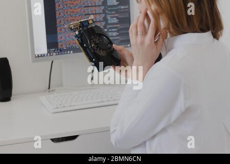 Konzept der Elektroniktechnologie. Junge Frau online einkaufen gpu Grafik proccccesing Einheit weißen Hintergrund Raum Stockfoto