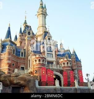 Shanghai, Shanghai, China. Mai 2020. ShanghaiÃ¯Â¼Å'CHINA-am 6. Mai 2020 gab der offizielle WeChat-Account des Shanghai Disneyland Resorts bekannt, dass das Shanghai Disneyland Resort ab Mai 11 wieder für die Öffentlichkeit zugänglich sein wird.Shanghai Disneyland, der erste Disney Themenpark auf dem Festland Chinas, wurde am 16. Juni 2016 in chuansha Neustadt, pudong Neubezirk, Shanghai eröffnet. Es ist der zweite Disney-Themenpark in China, der erste in China, der dritte in Asien und der sechste in der Welt.zunächst Shanghai Disneyland hat sechs Themenparks: mickey Street, Fantasy-Garten, Abenteuer-Insel, tr Stockfoto
