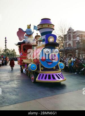 Shanghai, Shanghai, China. Mai 2020. ShanghaiÃ¯Â¼Å'CHINA-am 6. Mai 2020 gab der offizielle WeChat-Account des Shanghai Disneyland Resorts bekannt, dass das Shanghai Disneyland Resort ab Mai 11 wieder für die Öffentlichkeit zugänglich sein wird.Shanghai Disneyland, der erste Disney Themenpark auf dem Festland Chinas, wurde am 16. Juni 2016 in chuansha Neustadt, pudong Neubezirk, Shanghai eröffnet. Es ist der zweite Disney-Themenpark in China, der erste in China, der dritte in Asien und der sechste in der Welt.zunächst Shanghai Disneyland hat sechs Themenparks: mickey Street, Fantasy-Garten, Abenteuer-Insel, tr Stockfoto