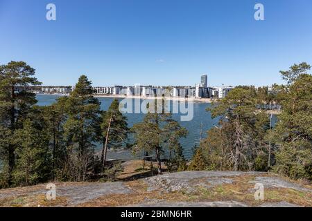 Aurinkolahti Strand und Wohnviertel über Vuosaarenselkä von Uutela Erholungsgebiet im Vuosaari Bezirk von Helsinki, Finnland Stockfoto