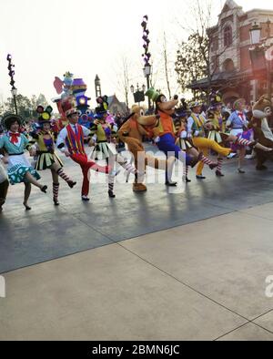 Shanghai, Shanghai, China. Mai 2020. ShanghaiÃ¯Â¼Å'CHINA-am 6. Mai 2020 gab der offizielle WeChat-Account des Shanghai Disneyland Resorts bekannt, dass das Shanghai Disneyland Resort ab Mai 11 wieder für die Öffentlichkeit zugänglich sein wird.Shanghai Disneyland, der erste Disney Themenpark auf dem Festland Chinas, wurde am 16. Juni 2016 in chuansha Neustadt, pudong Neubezirk, Shanghai eröffnet. Es ist der zweite Disney-Themenpark in China, der erste in China, der dritte in Asien und der sechste in der Welt.zunächst Shanghai Disneyland hat sechs Themenparks: mickey Street, Fantasy-Garten, Abenteuer-Insel, tr Stockfoto
