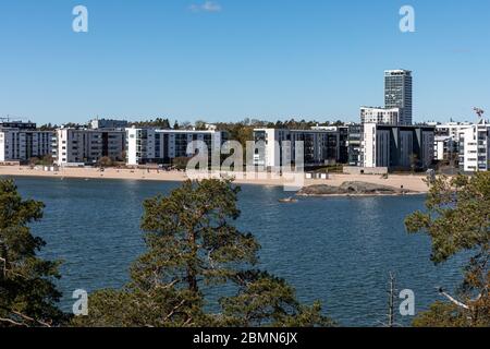 Aurinkolahti Strand und Wohnviertel von Nuottaniemi im Vuosaari Bezirk von Helsinki, Finnland, über Vuosaarenselkä gesehen Stockfoto