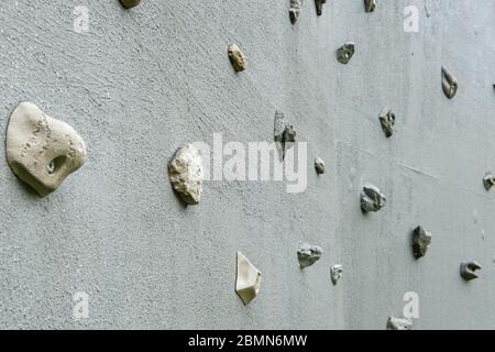 Outdoor Kletterwand, eine künstlich konstruierte Wand mit Griffen für Hände und Füße. Stockfoto