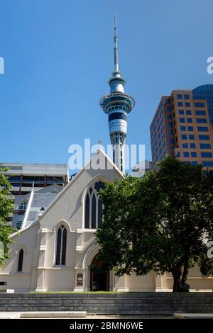 1908 Katholische Kathedrale von St. Patrick und St. Joseph, Wyndham Street, Auckland, Neuseeland. Der Sky Tower im Hintergrund. Stockfoto