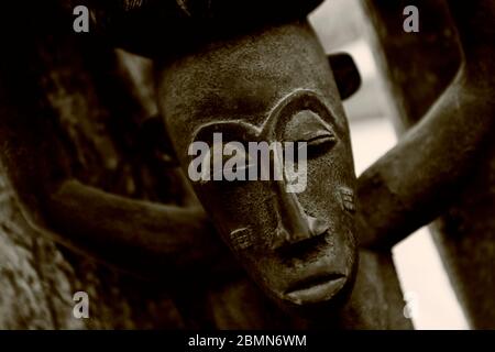 Traditionelle afrikanische Holzskulptur, Nahaufnahme Detail. Dunkles mystisches Objekt, typisch in Afrika zu sehen. Stockfoto