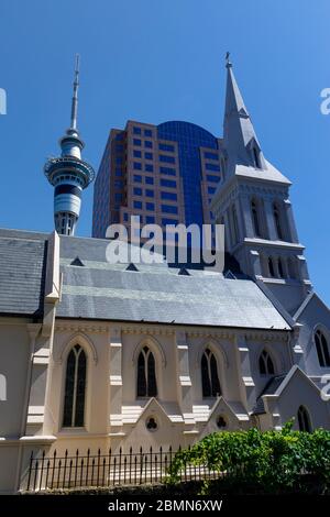 1908 Katholische Kathedrale von St. Patrick und St. Joseph, Wyndham Street, Auckland, Neuseeland. Der Sky Tower im Hintergrund. Stockfoto