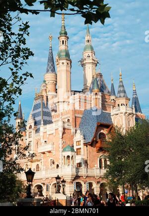 Shanghai, Shanghai, China. Mai 2020. ShanghaiÃ¯Â¼Å'CHINA-am 6. Mai 2020 gab der offizielle WeChat-Account des Shanghai Disneyland Resorts bekannt, dass das Shanghai Disneyland Resort ab Mai 11 wieder für die Öffentlichkeit zugänglich sein wird.Shanghai Disneyland, der erste Disney Themenpark auf dem Festland Chinas, wurde am 16. Juni 2016 in chuansha Neustadt, pudong Neubezirk, Shanghai eröffnet. Es ist der zweite Disney-Themenpark in China, der erste in China, der dritte in Asien und der sechste in der Welt.zunächst Shanghai Disneyland hat sechs Themenparks: mickey Street, Fantasy-Garten, Abenteuer-Insel, tr Stockfoto