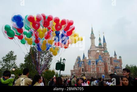 Shanghai, Shanghai, China. Mai 2020. ShanghaiÃ¯Â¼Å'CHINA-am 6. Mai 2020 gab der offizielle WeChat-Account des Shanghai Disneyland Resorts bekannt, dass das Shanghai Disneyland Resort ab Mai 11 wieder für die Öffentlichkeit zugänglich sein wird.Shanghai Disneyland, der erste Disney Themenpark auf dem Festland Chinas, wurde am 16. Juni 2016 in chuansha Neustadt, pudong Neubezirk, Shanghai eröffnet. Es ist der zweite Disney-Themenpark in China, der erste in China, der dritte in Asien und der sechste in der Welt.zunächst Shanghai Disneyland hat sechs Themenparks: mickey Street, Fantasy-Garten, Abenteuer-Insel, tr Stockfoto