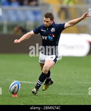 27. Februar 2016, RBS Six Nations, Italien gegen Schottland, Stadio Olimpico, Rom. Der schottische Greig Laidlaw tritt mit einem Elfmeter in die Höhe. Stockfoto