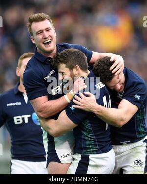 27. Februar 2016, RBS Six Nations, Italien gegen Schottland, Stadio Olimpico, Rom. Der schottische Stuart Hogg (links) springt auf Torschützenkönig Tommy Seymour (14). Stockfoto