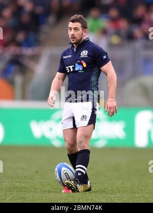 27. Februar 2016, RBS Six Nations, Italien gegen Schottland, Stadio Olimpico, Rom. Der schottische Greig Laidlaw gibt einen Elfmeter ab. Stockfoto