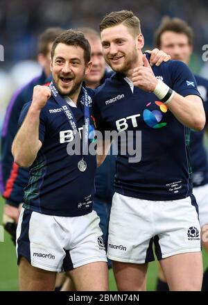 27. Februar 2016, RBS Six Nations, Italien gegen Schottland, Stadio Olimpico, Rom. Schottlands Greig Laidlaw (L) und Finn Russell während einer Ehrenrunde. Stockfoto