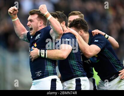 27. Februar 2016, RBS Six Nations, Italien gegen Schottland, Stadio Olimpico, Rom. Die schottischen Spieler Stuart Hogg (links) feiern nach dem Versuch von Tommy Seymour. Stockfoto