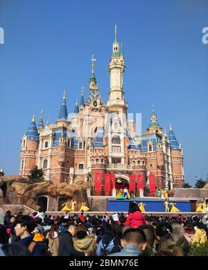 Shanghai, Shanghai, China. Mai 2020. ShanghaiÃ¯Â¼Å'CHINA-am 6. Mai 2020 gab der offizielle WeChat-Account des Shanghai Disneyland Resorts bekannt, dass das Shanghai Disneyland Resort ab Mai 11 wieder für die Öffentlichkeit zugänglich sein wird.Shanghai Disneyland, der erste Disney Themenpark auf dem Festland Chinas, wurde am 16. Juni 2016 in chuansha Neustadt, pudong Neubezirk, Shanghai eröffnet. Es ist der zweite Disney-Themenpark in China, der erste in China, der dritte in Asien und der sechste in der Welt.zunächst Shanghai Disneyland hat sechs Themenparks: mickey Street, Fantasy-Garten, Abenteuer-Insel, tr Stockfoto