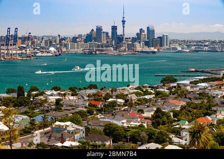 Blick Richtung Auckland City von Devonport über den Commercial Harbour, New Zrealand. Stockfoto