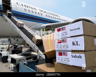 (200510) -- PEKING, 10. Mai 2020 (Xinhua) -- EIN Arbeiter entlädt medizinische Hilfsgüter, die von einem Anti-COVID-19-Team von China nach Malaysia gebracht wurden, am Kuala Lumpur International Airport in Sepang, Selangor, Malaysia, 18. April 2020. ZU DEN XINHUA SCHLAGZEILEN VOM 10. MAI 2020 (Chinesische Botschaft in Malaysia/Handout via Xinhua) Stockfoto