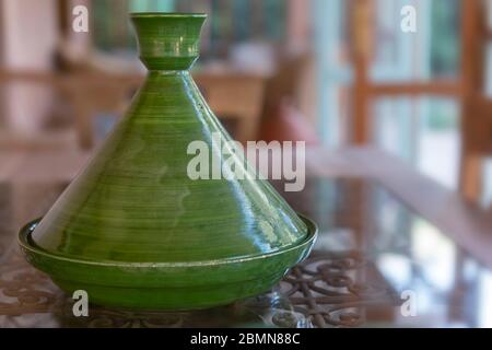 Grüne, traditionelle marokkanische Keramik Tagine (Tajine). Authentische, traditionelle teure, hochwertige Keramik, die zum Kochen verwendet werden kann. Exklusiv ha Stockfoto