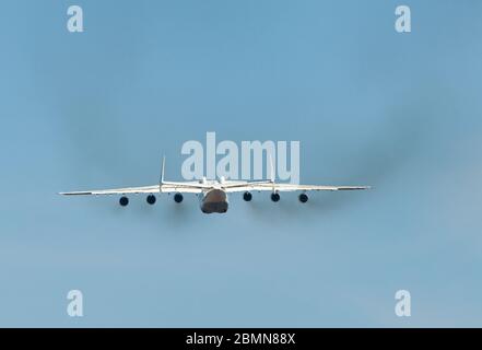Kiew, Ukraine - 10. Mai 2020: Antonov AN-225 Mriya Flugzeug fliegen auf dem Flughafen Gostomel. Das größte Flugzeug der Welt. UR-82060 größte Flugzeuge Stockfoto