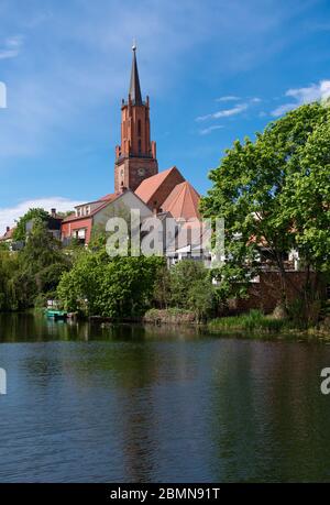 Rathenow, Deutschland. Mai 2020. Die evangelische Stadtkirche St. Marien und Andreas am Ufer des Stadtkanals, der in die Havel mündet. Die ursprüngliche Konstruktion der Stadtkirche stammt aus dem 13. Jahrhundert und wurde auch aus Ziegeln gebaut. Am Ende des Krieges 1945 wurde die Kirche durch Artilleriefeuer und Brandgranaten schwer beschädigt und ausgebrannt. Der Turm wurde 2011 restauriert, ebenso das Gewölbe in der Marienkapelle und ein Jahr zuvor das Gewölbe im Mittelschiff. Die Wiederherstellung ist noch nicht abgeschlossen. Quelle: Soeren stache/dpa-Zentralbild/ZB/dpa/Alamy Live News Stockfoto