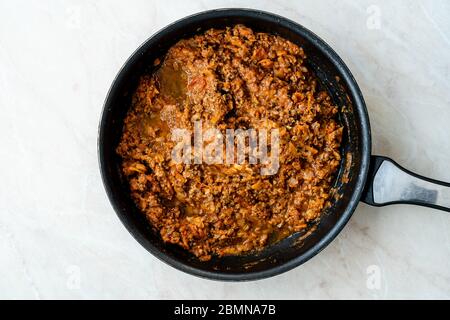 Klassische italienische Bolognese Sauce mit Hackfleisch / Tomatenpaste Bolognaise Sauce im Topf. Traditionelle Bio-Lebensmittel für Pasta. Stockfoto