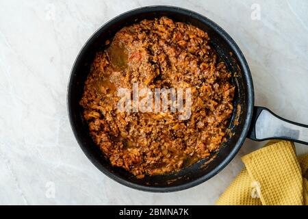 Klassische italienische Bolognese Sauce mit Hackfleisch / Tomatenpaste Bolognaise Sauce im Topf. Traditionelle Bio-Lebensmittel für Pasta. Stockfoto